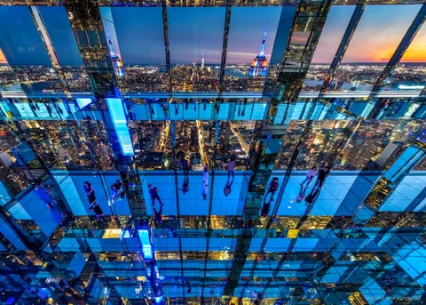 I biglietti SUMMIT One Vanderbilt danno accesso alle sale a specchio sopra Midtown Manhattan