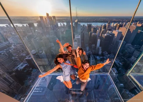 Guia amb visitants a l'observatori SUMMIT One Vanderbilt