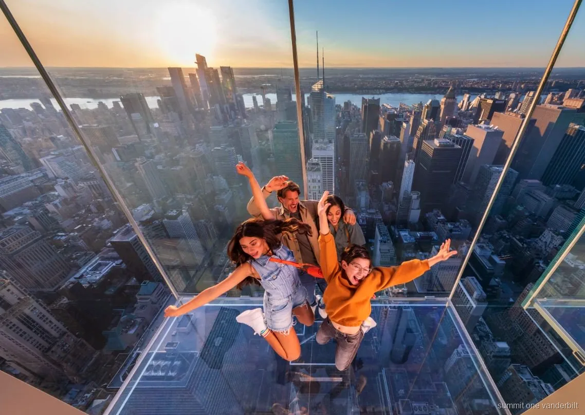 Guia conduzindo visitantes pelo mirante SUMMIT One Vanderbilt