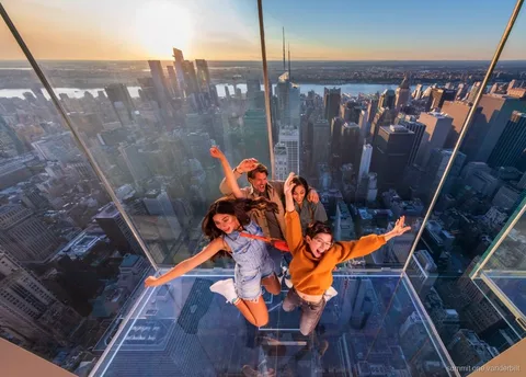 Przewodnik prowadzący gości po tarasie widokowym SUMMIT One Vanderbilt