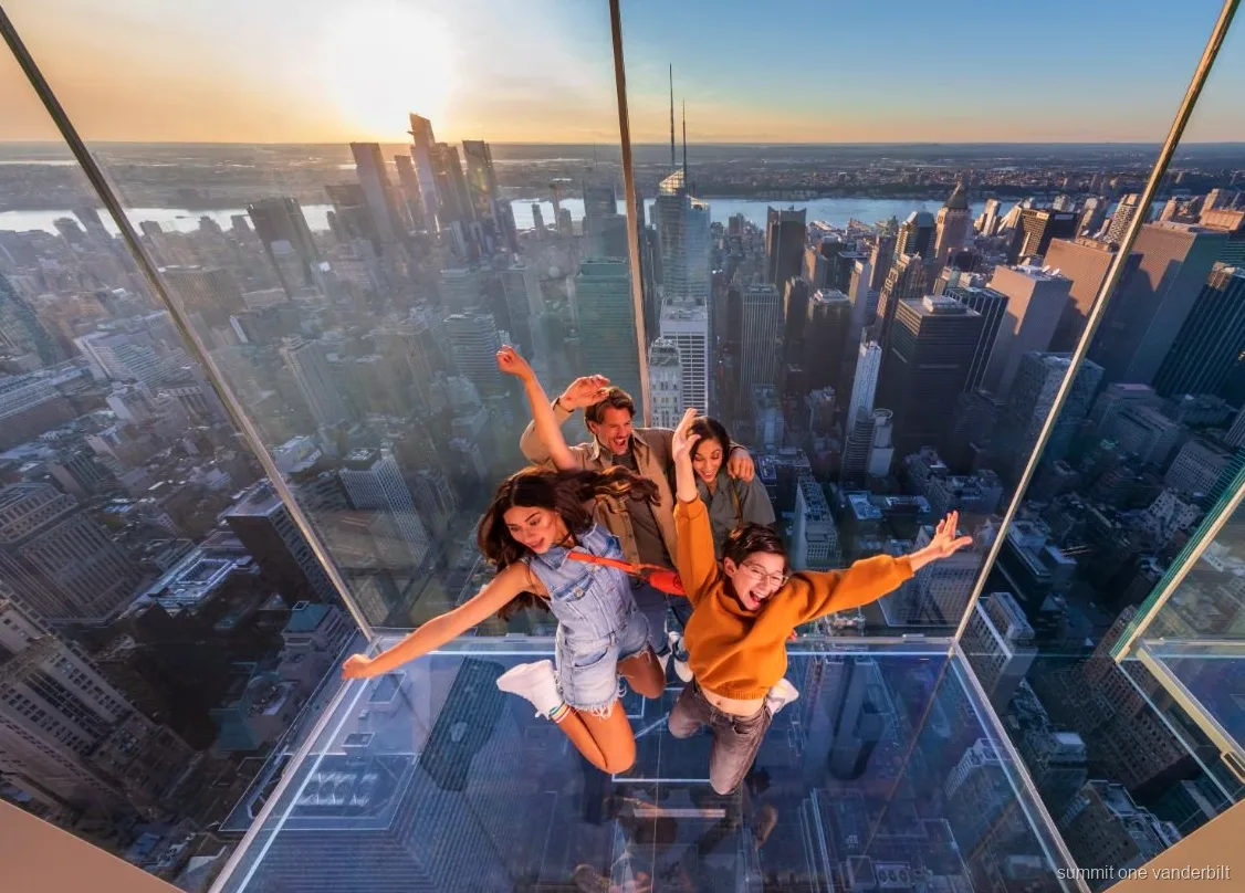 Przewodnik prowadzący gości po tarasie widokowym SUMMIT One Vanderbilt