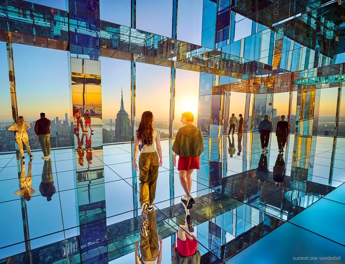 Goście w lustrzanej sali na SUMMIT One Vanderbilt