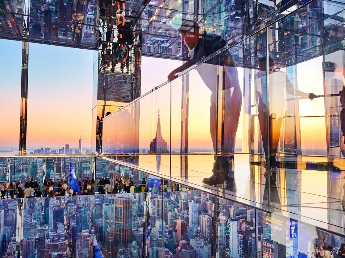 Spejlet immersivt rum på SUMMIT One Vanderbilt med privat transport