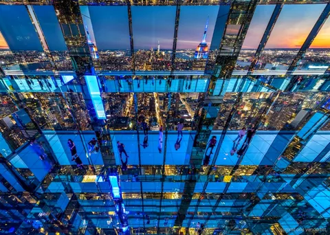 SUMMIT One Vanderbilt biljetter ger tillträde till de speglade rummen ovanför Midtown Manhattan