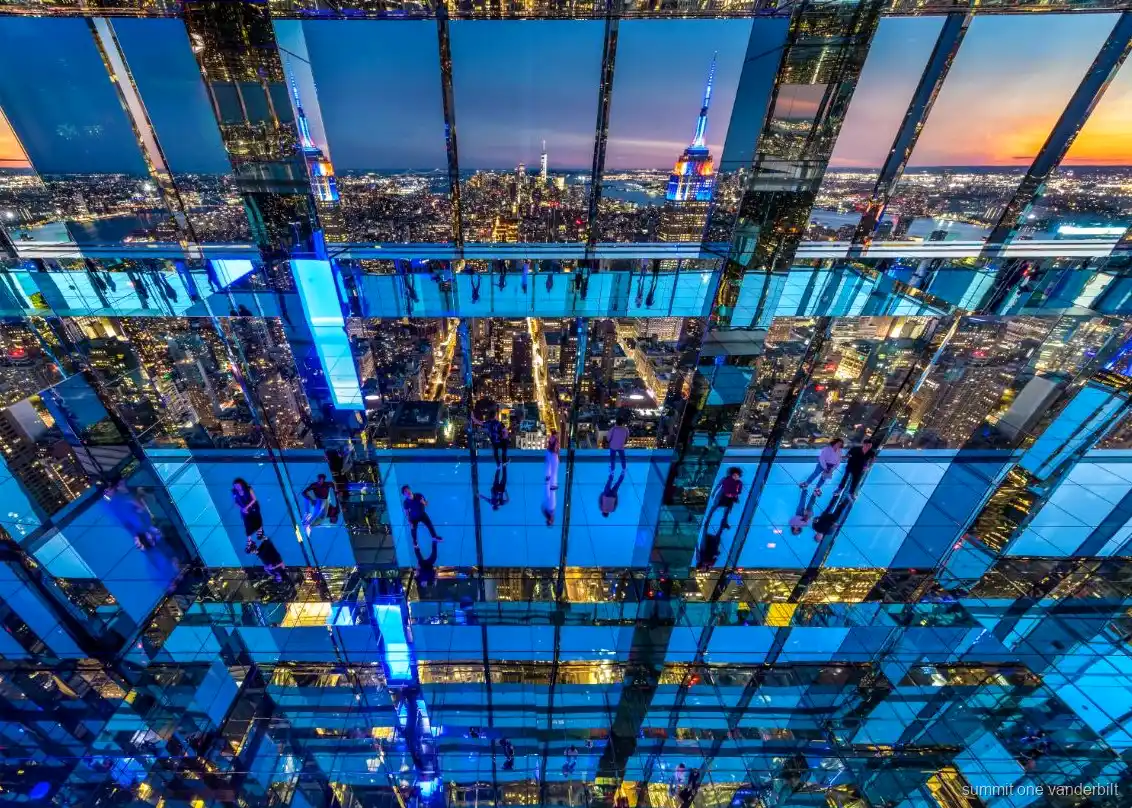 SUMMIT One Vanderbilt biljetter ger tillträde till de speglade rummen ovanför Midtown Manhattan