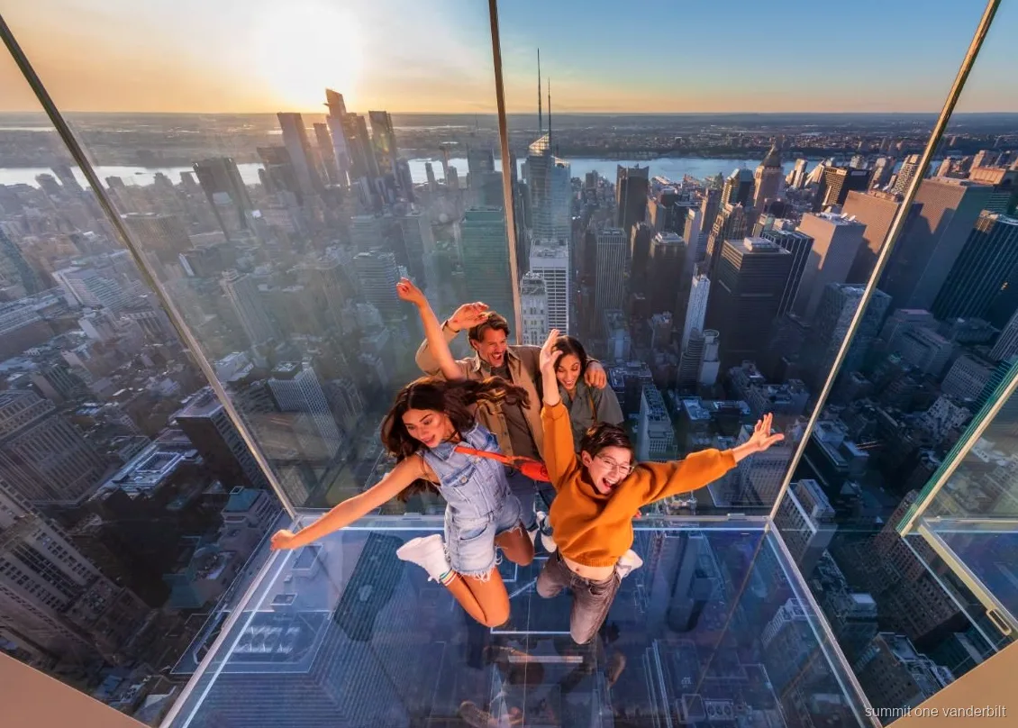 Guide som leder besökare genom observationsdäcket SUMMIT One Vanderbilt