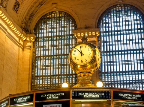 Erken sabah girişinde SUMMIT One Vanderbilt aynalı odası