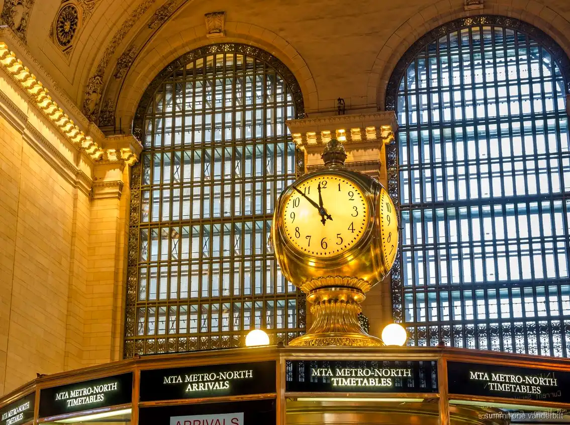 Erken sabah girişinde SUMMIT One Vanderbilt aynalı odası