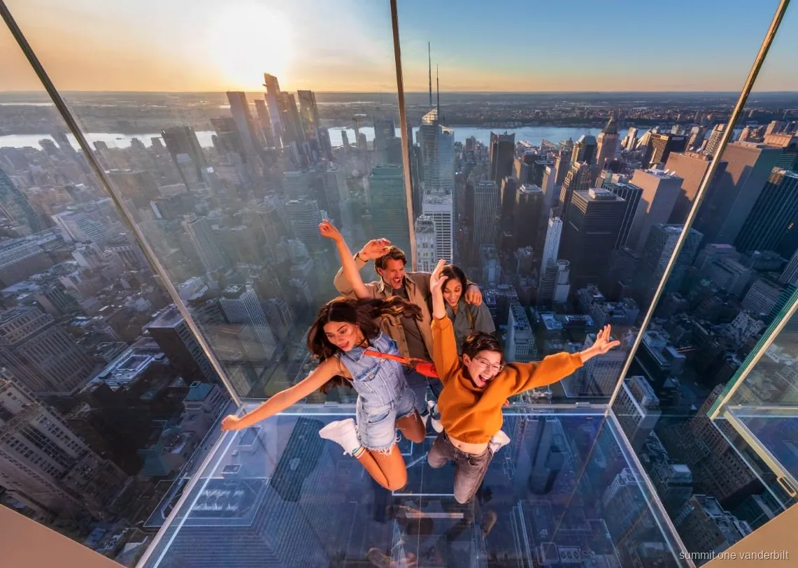 Rehber ziyaretçileri SUMMIT One Vanderbilt gözlem terasında geziyor