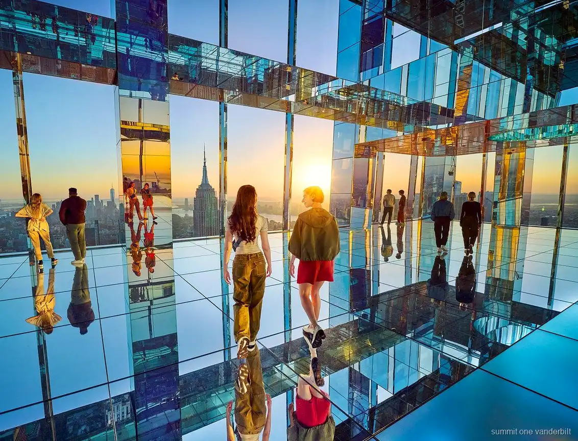 SUMMIT One Vanderbilt aynalı odasında ziyaretçiler