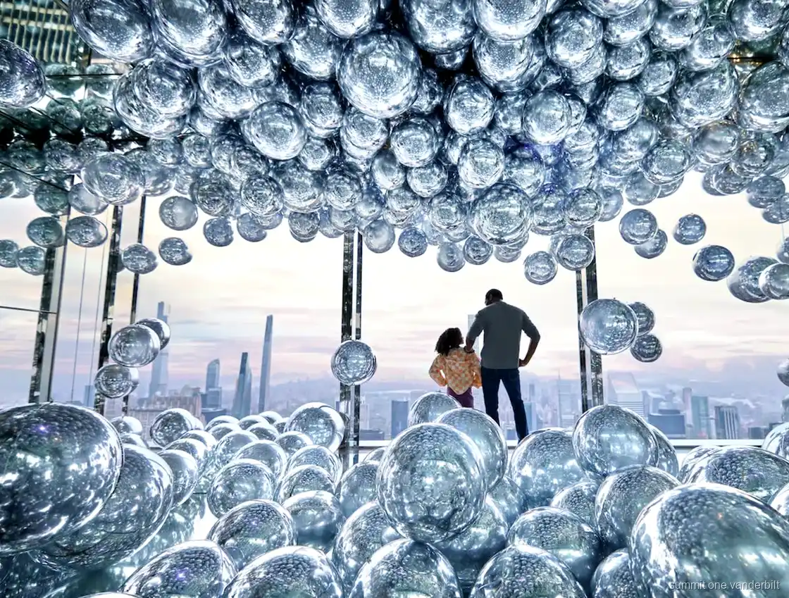 SUMMIT One Vanderbilt gözlem terasında cam zemin deneyimi