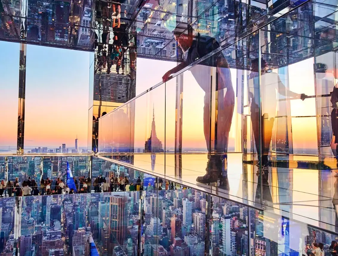 Speglat immersivt rum på SUMMIT One Vanderbilt med biljetter och transfer