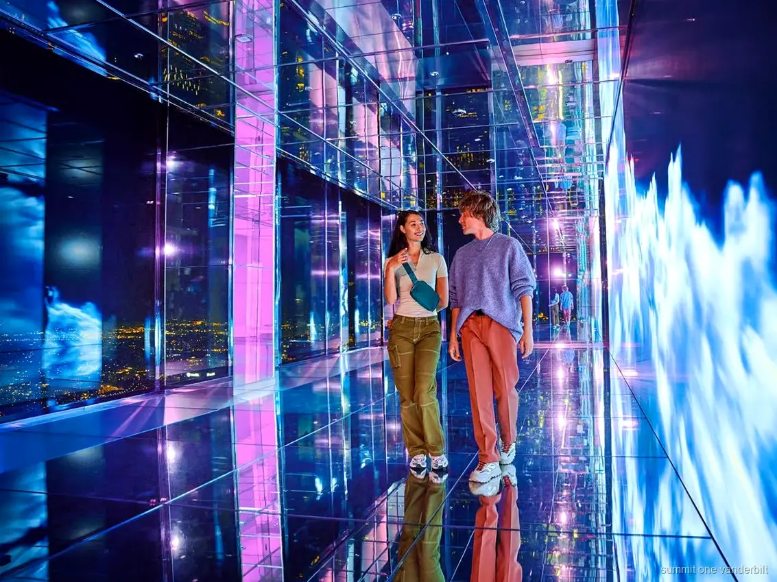 Utsikt från terrassen runt hela våningen på SUMMIT One Vanderbilt