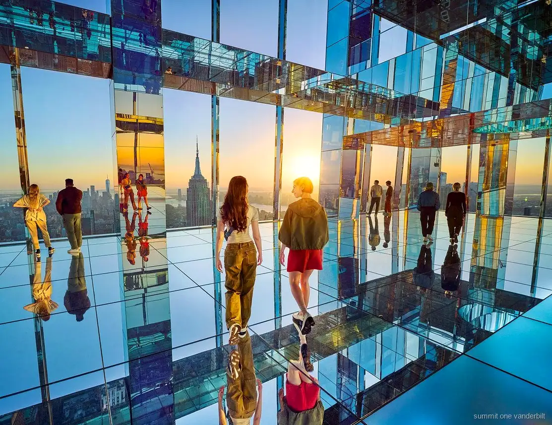 Visitatori nella sala a specchio di SUMMIT One Vanderbilt