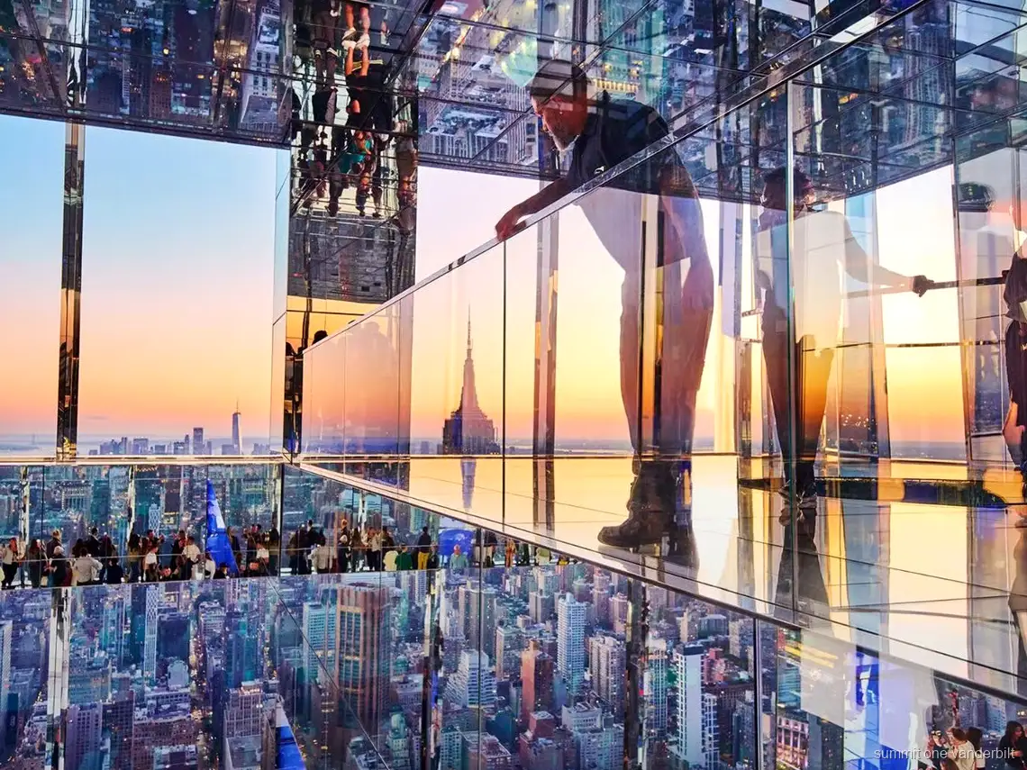 Sala inmersiva de espejos del Summit One Vanderbilt con traslado incluido