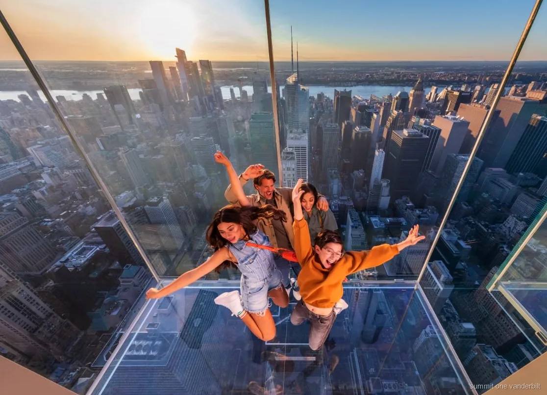 Guide conduisant des visiteurs dans l'observatoire SUMMIT One Vanderbilt