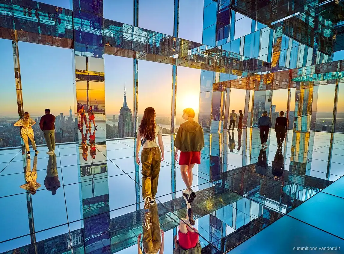 Visiteurs dans la salle de miroirs de SUMMIT One Vanderbilt